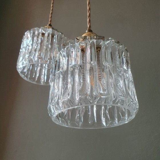 Image 1 of Ensemble de deux lampes suspendues Art Déco vintage en verre épais et texturé.