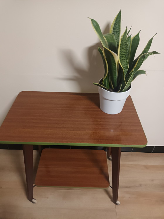 Image 1 of Mesa auxiliar retro con ruedas