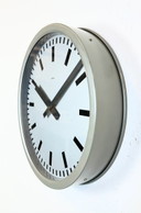 Orologio da parete grigio da stazione industriale di Nedklok, 1960