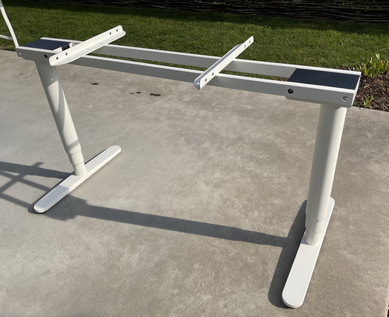 Image 1 of Scrivania IKEA regolabile in altezza, laccata bianca, 80 cm x 160 cm, con funzionamento elettrico.