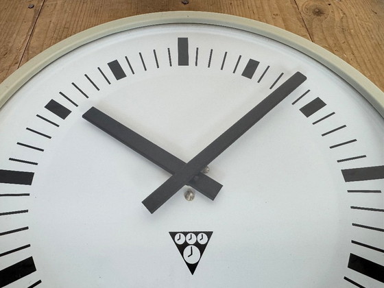 Image 1 of Orologio da parete industriale in bachelite grigia di Pragotron, anni '70