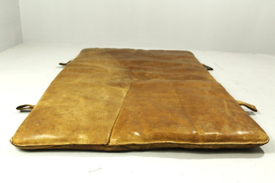 Image 1 of Colchoneta de gimnasio de cuero, década de 1930 III