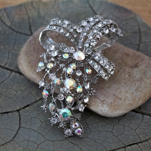 Broche ruban vintage Aurore Boréale : strass irisés et transparents