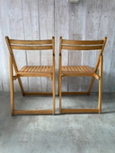 Een paar vintage klapstoelen