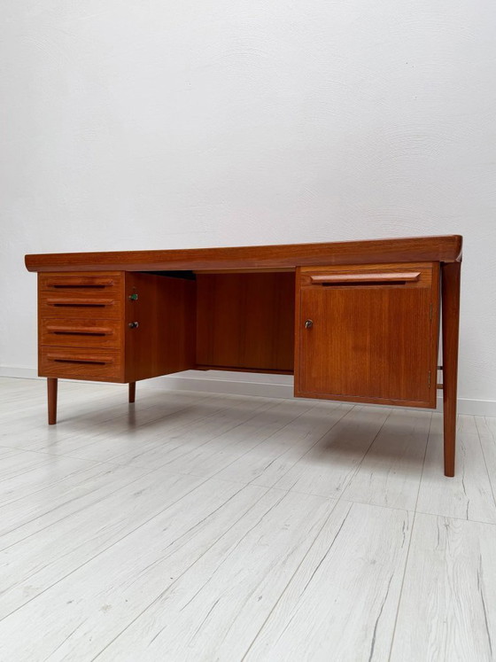 Image 1 of Vintage Deens design teakhouten directiebureau van Ib Kofod-Larsen, mid-century modern schrijfbureau, jaren 60