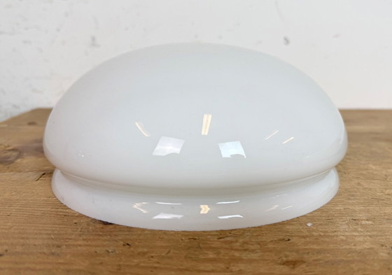 Image 1 of Industriële bakelieten wand- of plafondlamp met melkglas, jaren 1950