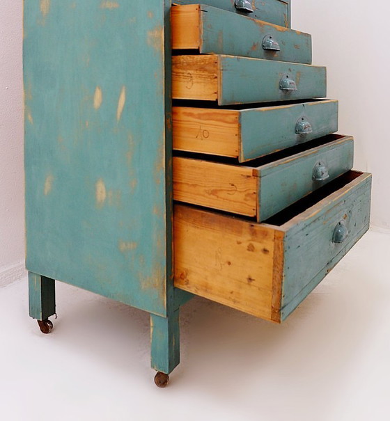 Image 1 of Industrieller Kiefernholz-Werkstattschrank mit 12 Schubladen, um 1940