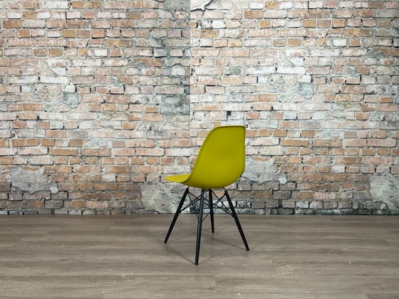 Vitra DSW moutarde/noir - PLUSIEURS EXEMPLAIRES EN STOCK – Chaises & fauteuils, Metal, Plastic (photo 5 of 16)