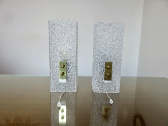 Coppia di applique francesi in plexiglas e ottone dorato, con interruttore a cordicella, anni '60. (photo 3 of 10)