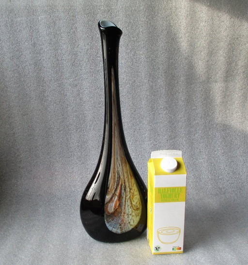 Vintage Florence Opalinvase, Glas, Höhe 53 cm, Farben Perlmutt, Schwarz, Wirbelmuster.