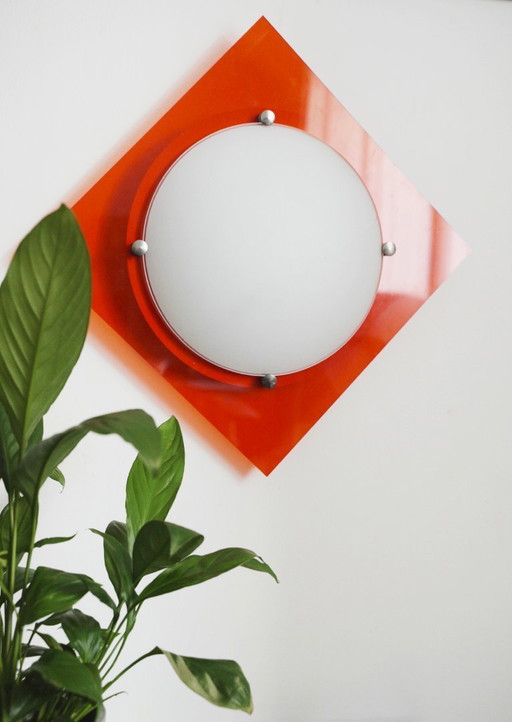 Rode wandlamp in mid-century stijl, gemaakt van acryl en mat glas, met een geometrische vormgeving uit de jaren 70.
