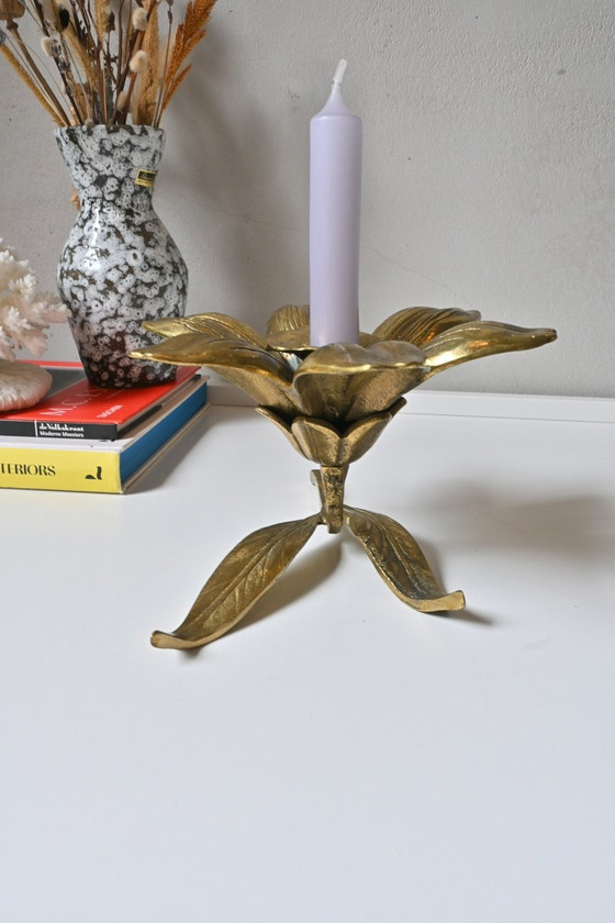 Image 1 of Grande candeliere a fiore in ottone