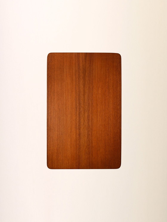 Image 1 of Table de nuit scandinave vintage en teck avec étagère et poignée sculptée