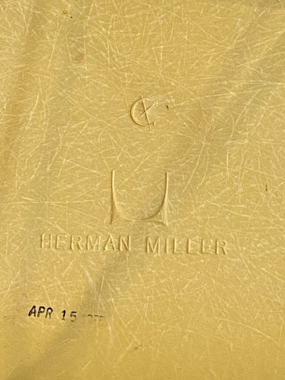 Image 1 of Sedia vintage anni '50/'60/'70 di Eames Herman Miller in fibra di vetro rivestita in vinile giallo.