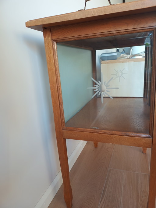 Armoire à thé avec verre taillé et plateau de service en vrac