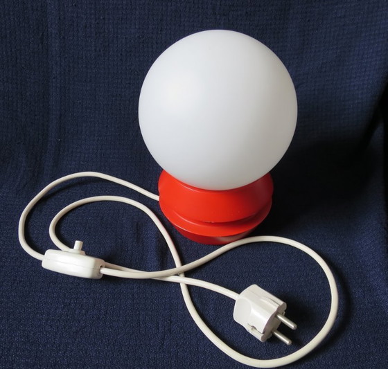 Image 1 of Temde Type 4 lampe de table lampe de table boule blanche pied orange