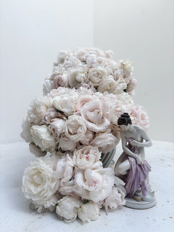 Image 1 of Statue en porcelaine d'une femme au bain
