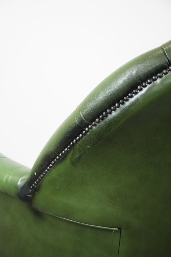 Image 1 of Grand fauteuil de bureau Chesterfield en cuir de vachette vert de style anglais, sur roulettes et à dossier haut.