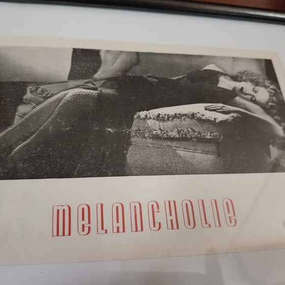 Image 1 of Originele vintage pagina uit het tijdschrift "Melancholie" – Authentieke redactionele kunst uit de jaren 50 – Ingelijst