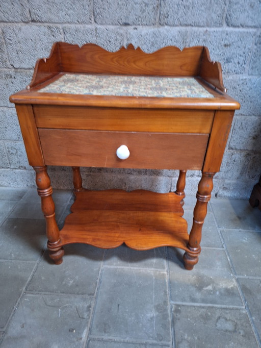 Notenhouten wastafeltje