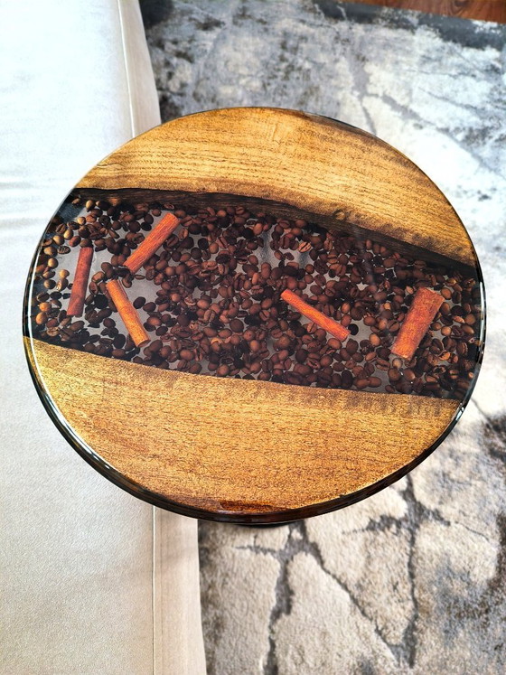 Image 1 of Mesita auxiliar artesanal de resina con forma de grano de café: incrustaciones rústicas de madera y canela.