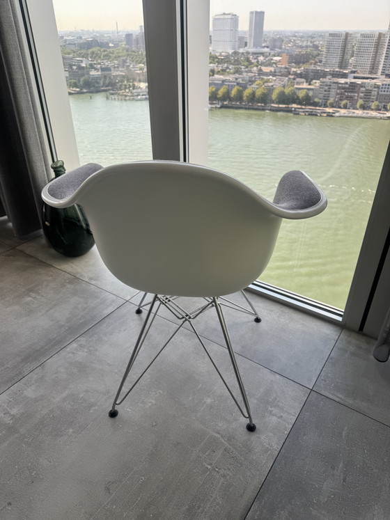 Vitra Eames Chair, Upholstered – Dining chairs, Other, Metal (photo 5 of 5)
