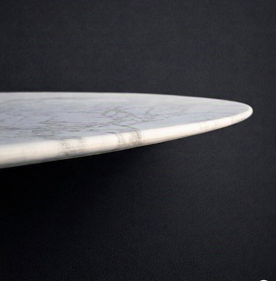 Dining Table (Ø 130 cm) After a Design by Eero Saarinen / Arabescato Corchia Oro Marble (photo 8 of 12)