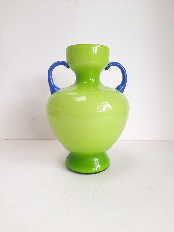 Image 1 of Vase vert pistache à anses bleues opaline italienne 