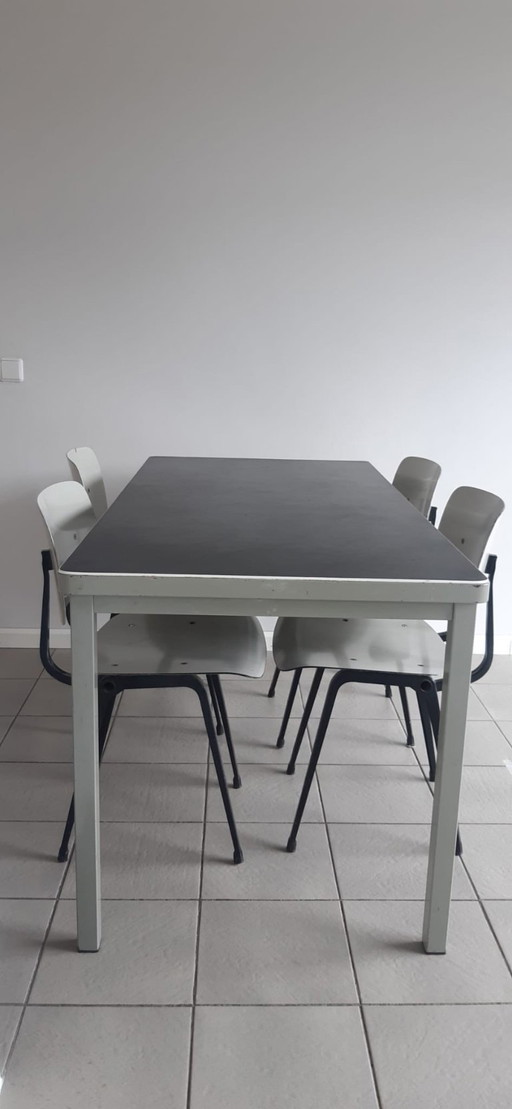 Friso Kramer dining set with 4 Revolt chairs