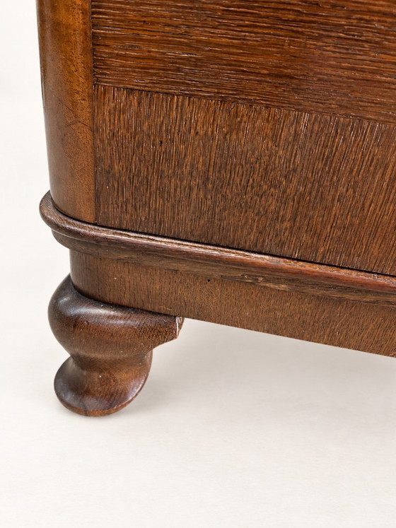 Cassettiera Vintage Art Déco | Mobile in Legno con Impiallacciatura Geometrica, Maniglie in Ottone e (photo 6 of 15)