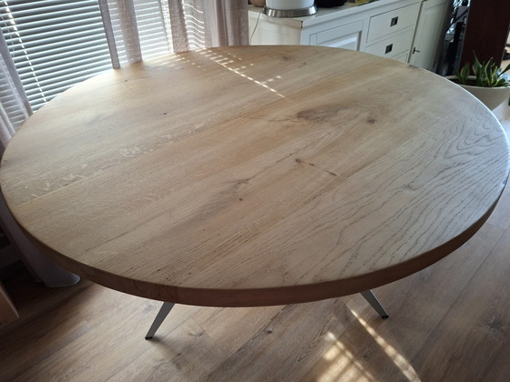 Tablero de mesa de comedor redondo nuevo de roble macizo de 135 cm. Sin base. – Mesas de comedor, Wood (photo 5 of 5)