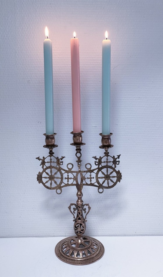 Image 1 of Kandelaar met pauwenmotief en wielen, massief messing