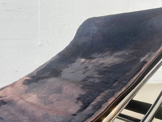 Cassina LC4 Chaises longues en Peau de Poney – Le Corbusier, Pierre Jeanneret & Charlotte Perriand – Metal (photo 11 of 26)