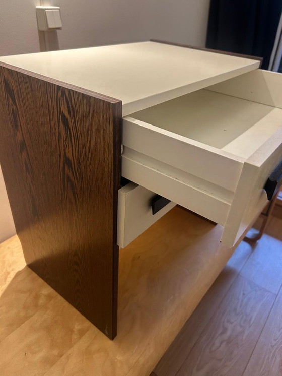 Image 1 of Set van 2 vintage nachtkastjes – crème en hout