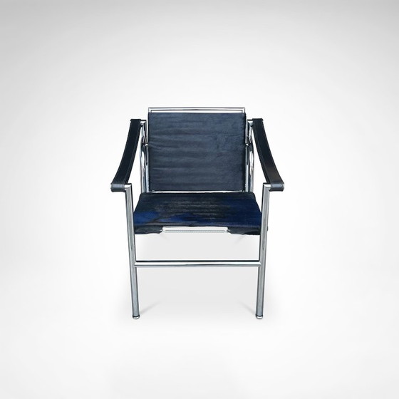 Poltrona LC1 in pelle di cavallino blu e nera, disegnata da Le Corbusier e altri per Cassina, anni '90. (photo 8 of 12)