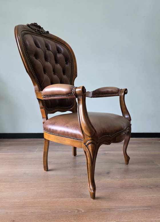 Image 1 of Klassieke vintage leren fauteuil met houten frame