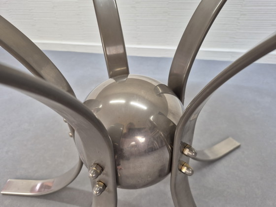 Image 1 of Table basse « Sputnik ». Table vintage en verre fumé avec finitions chromées.