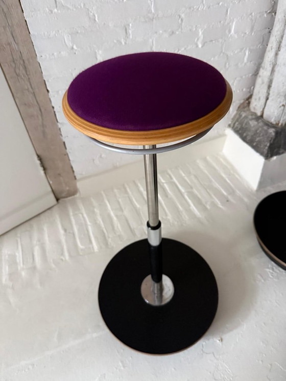 Image 1 of Taburete ergonómico para sentarse y ponerse de pie.