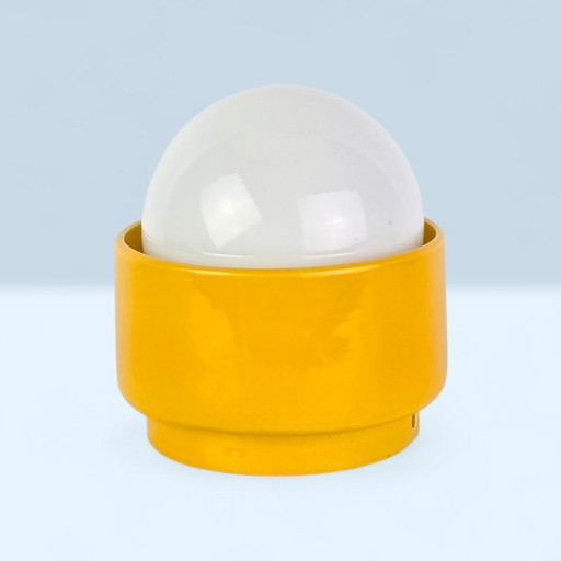 Vintage Duitse keramische lamp met glazen bol kap. Kan gebruikt worden als wandlamp / tafellamp of muurlamp. Geel. 70s / retro 