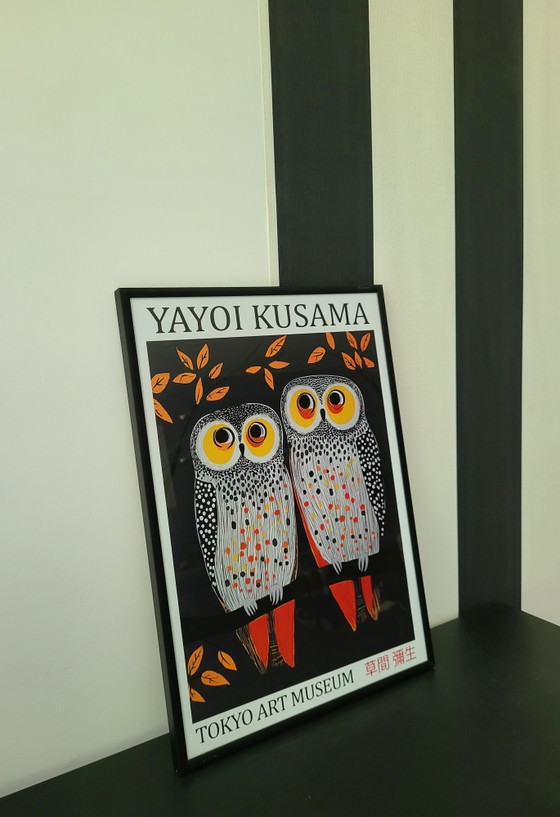 Image 1 of Estampe originale de Yayoi Kusama représentant deux hiboux.