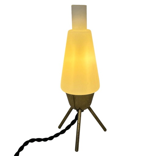 Atomic Age / Mid Century Modern - Lampe tripode avec abat-jour en verre satiné blanc sur pieds en laiton