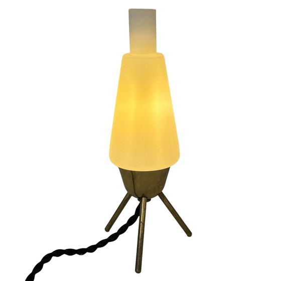 Image 1 of Atomic Age / Mid Century Modern - Driepoot lamp met wit gesatineerd glazen kap op messing poten