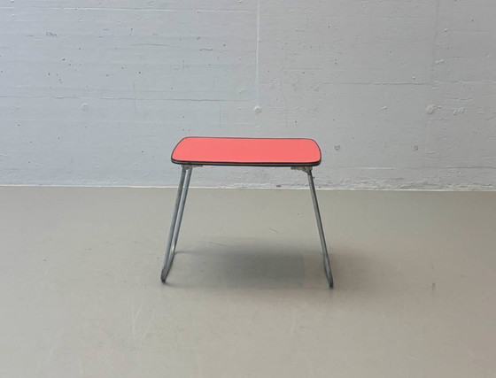 Image 1 of Opklapbaar bijzettafeltje met rood Formica blad, jaren 70