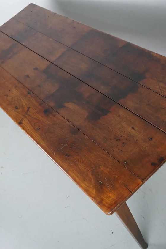 Image 1 of Deze Franse consoletafel werd ontworpen en vervaardigd rond het einde van de 19e eeuw uit marmer en gietijzer. De tafel verkeert