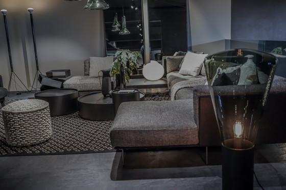 Image 1 of Rod System Bank – Dumas Fauteuil – Moon Tafels – Scott Poef – Misore Karpet – Glo-Ball Tafellamp - Whistle Lamp - Balencing Box