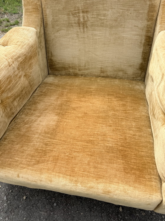 Image 1 of Extra grote fauteuil uit de jaren 70 in goudkleurig fluweel.