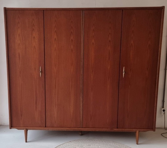 Image 1 of garde-robe du milieu du siècle