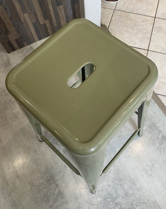Image 1 of Taburete alto industrial Tolix H75 apilable, color verde oliva.