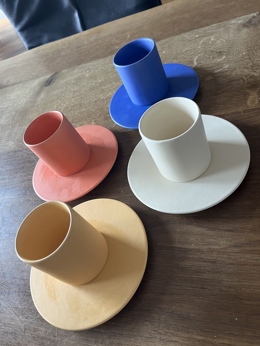 Cuatro tazas de café de barro