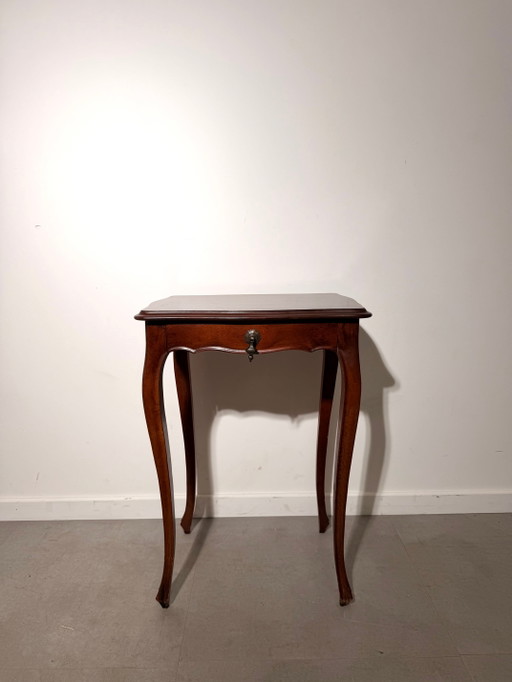 Table d'appoint ancienne avec tiroir – bijzettafels